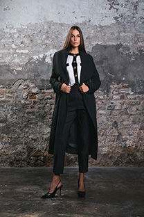 Ženske pantalone jednobojne sa džepovima i ukrasnim pojasom Tiffany Production