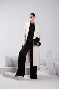 Bluza dugih zvonastih rukava sa visokom kragnom i ukrasnim dugmićima Tiffany Production