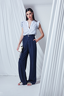 Prugasta bluza sa V izrezom i kratkim rukavima u vidu karnera Tiffany Production