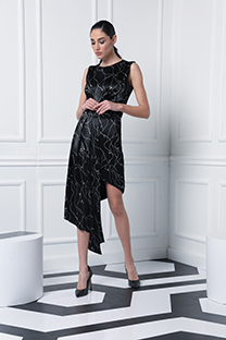 Asimetrična haljina sa drapiranim delom na prednjoj strani Tiffany Production