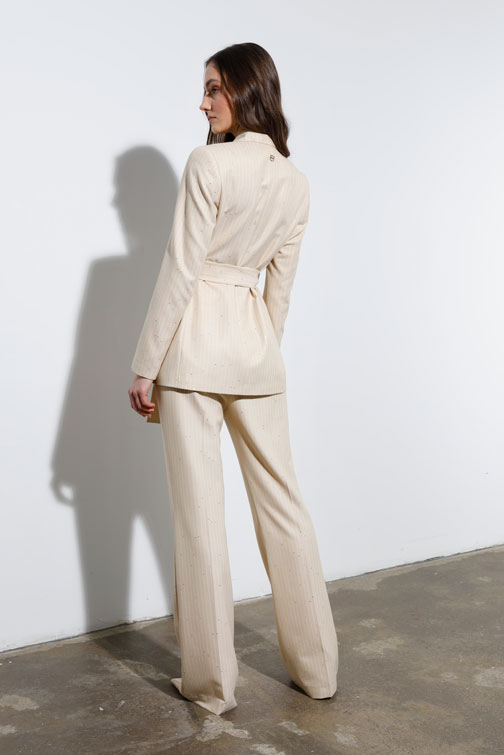 Elegantni sako sa prugama i svetlucavim detaljima Tiffany Production