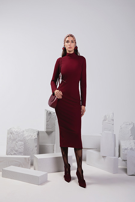 Tiffany Production Rebrasta midi haljina dugih rukava sa visokom kragnom